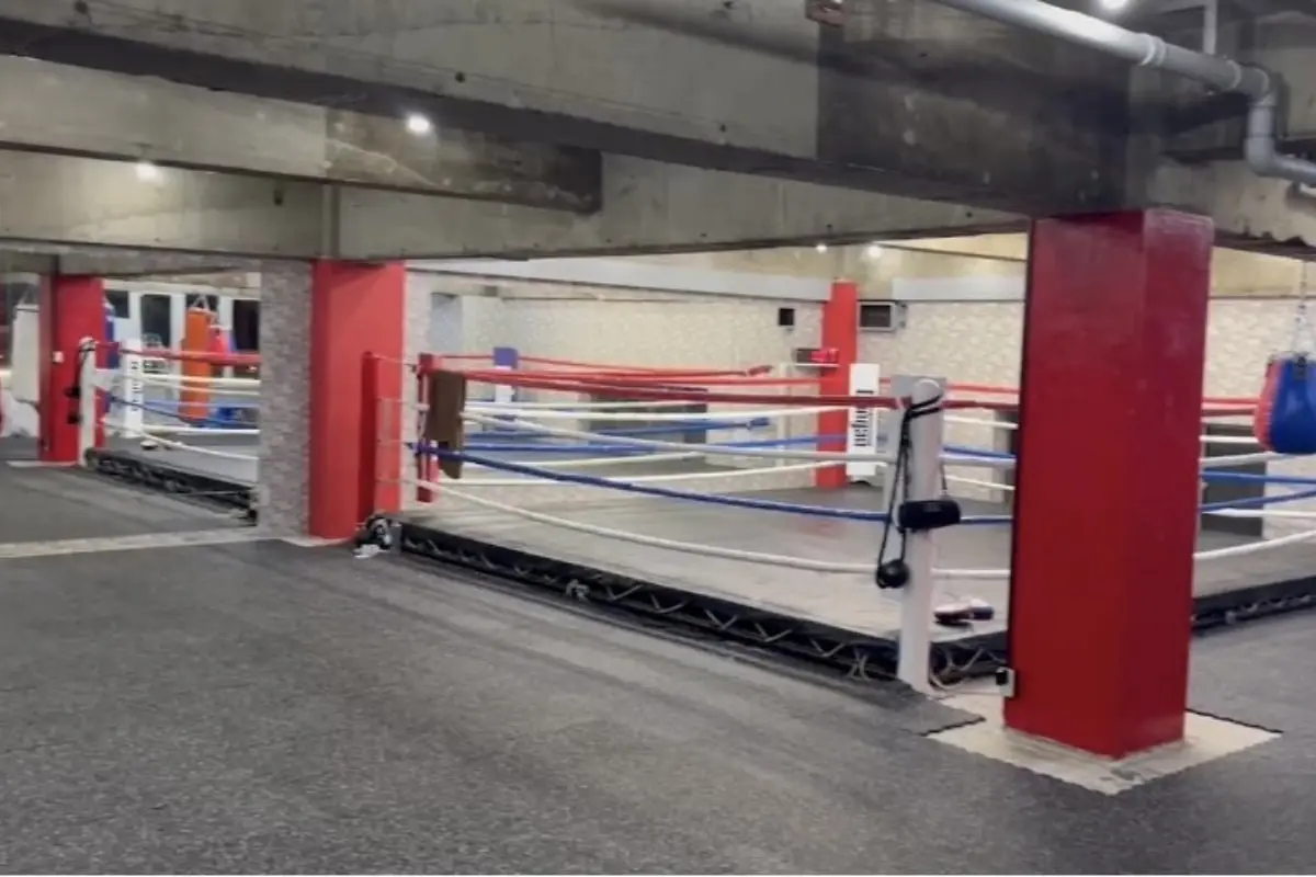 リングと広いトレーニングスペース