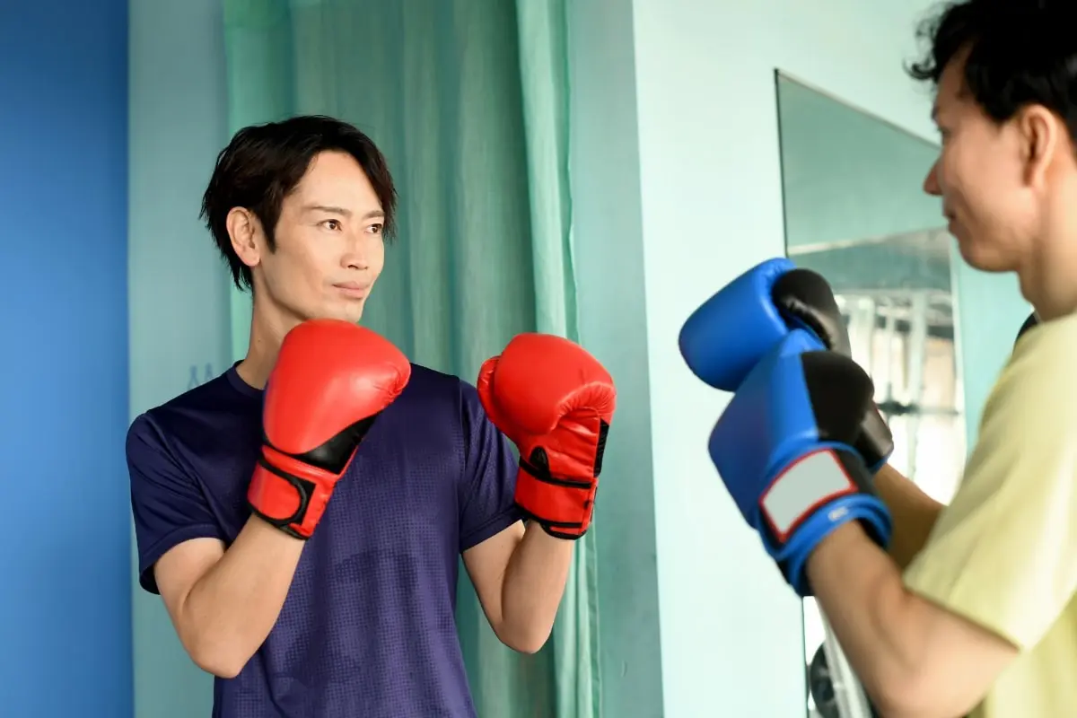 対面でフォームを確認しながら練習する様子