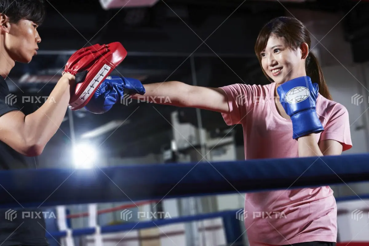 対面でフォームを確認しながら練習する様子